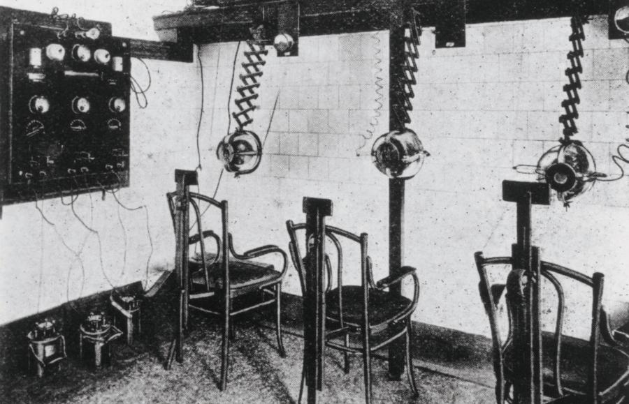 Sala radioterapii londyńskiego szpitala z 1905 r., w której pacjentki poddawano leczeniu raka skóry i nowotworów złośliwych piersi.