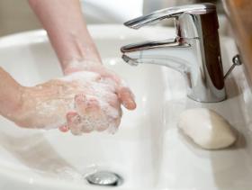 Polacy raczej nie stają się czystsi z tego powodu, że dobrze idzie im udawanie lub połowiczne przestrzeganie higienicznych i sanitarnych standardów.