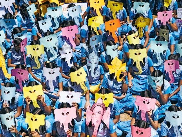 Uczniowie w indyjskim stanie Chennai przygotowali kolorowe maski, by wziąć udział w kampanii na rzecz oszczędzania plastiku.