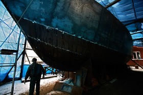 Pracę rozpoczęli dwa lata temu. Teraz mimo śmierci duchowego przywódcy, ojca Bogusława Palecznego, są zdeterminowani ukończyć swe dzieło. Ich marzeniem jest by pierwszy, dziewiczy rejs był zarazem podróżą dookoła świata.