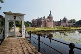 Szlak 100 zamków (na zdjęciu Isselburg: Muzeum Wasserburg Anholt, twierdza w stylu niderlandzkiego baroku). Ponad 960 km z historią Niemiec. A oprócz tego ogrody w stylu wersalskim, zabytki z epoki gotyku, renesansu lub baroku — duch romantycznych rycerzy, baronów i książąt nad doskonale zachowanymi dworami i twierdzami obronnymi. Natomiast w Münsterland znajduje się gęsta sieć różnych punktów usługowych dla rowerzystów — od warsztatów po wypożyczalnie.