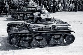 Czołgi Renault R-35 na defiladzie podczas święta Joanny d’Arc. Paryż, 12 maja 1939 r.