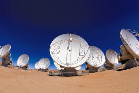 Anteny radioobserwatorium ALMA można rozstawiać na płaskowyżu jak klocki.