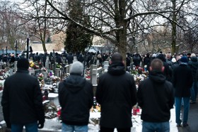 Najbliżej trumny, zaraz za rodziną, honorowe miejsca zajmuje kilkudziesięciu potężnych, wygolonych na łyso osobników.