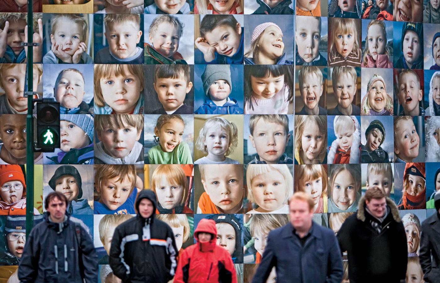 Przejście dla pieszych w śródmieściu Rejkiawiku, w tle zdjęcia islandzkich dzieci