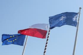 „Teraz, kiedy Polska jest już w NATO i w Unii Europejskiej, Polacy coraz bardziej roją sobie, że można być suwerennym państwem w Europie bez Europy”.