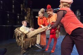 Scena z przedstawienia „Wariatka z Chaillot” w reżyserii Anny Smolar, Teatr Dramatyczny w Białymstoku, 2012 r.