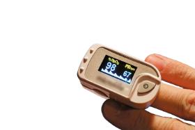 Domowy pulsoksymetr napalcowy.