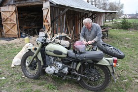 Pan Henryk Grabowski przygotowuje się do wyjazdu na ryby.