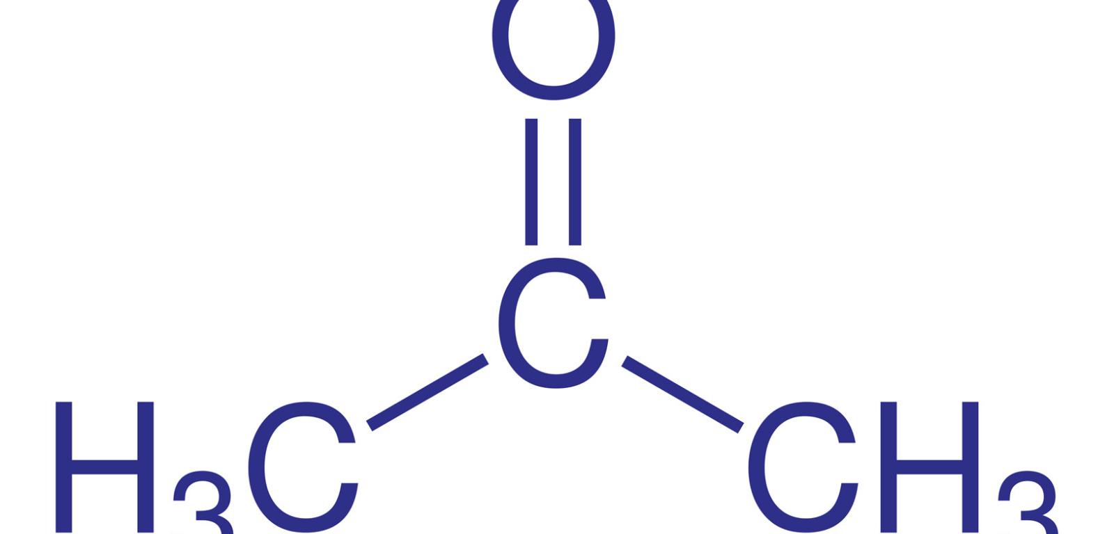 Polarne i niepolarne fragmenty cząsteczki acetonu pozwalają mu mieszać się i z olejem, i z wodą.