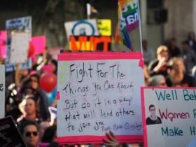 Doroczny Marsz Kobiet w Los Angeles w 2019 r. Wypowiedzi Ruth Bader Ginsburg zapisane na transparentach.