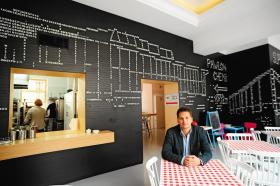 Kamil Hagemajer, właściciel pięciu warszawskich barów mlecznych, w swoim nowo otwartym lokalu Prasowym.