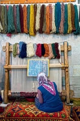 Praca przy tradycyjnym, pionowym warsztacie w mieście Ürgüp w środkowej Turcji