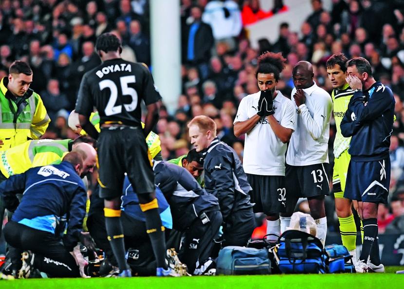 Tak było. Reanimacja nieprzytomnego Fabricea Muamby podczas ćwierćfinału Pucharu Anglii 17 marca 2012 r.