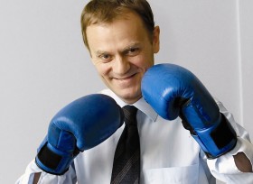 Donald Tusk na politycznym ringu boksuje całkiem nieźle