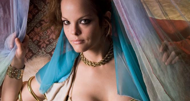 Kobieta w stroju arabskim w sypialni