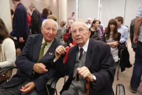 Byli żołnierze Zgrupowania AK „Chrobry II”: Kajetan Zieliński „Kajtek” ( z laską) i Jerzy Zakrzewski „Młot” (przewodniczący Środowiska byłych Żołnierzy Zgrupowania AK „Chrobry II”).