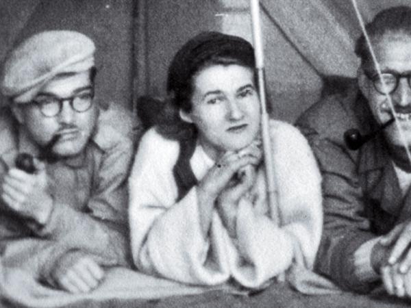 Andrzej Bobkowski (z prawej), jego żona Barbara i jej brat Jan Birtus po noclegu na plaży nad Morzem Śródziemnym w 1946 r.