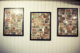 Kolekcja banknotów od klientów w smażalni ryb w Podstolicach, przy trasie 92. Niegdyś jadało tutaj pół Europy.