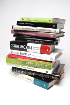 Po wpisaniu w wyszukiwarkę Amazona trzech słów: ewolucja, moralność, etyka - wyskoczy prawie 150 tys. tytułów książek.