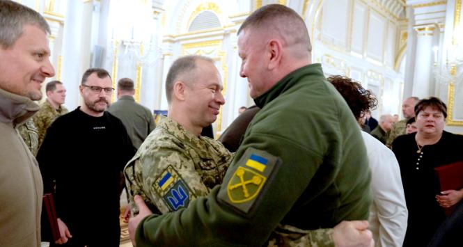 Nowy dowódca ukraińskiej armii gen. Ołeksandr Syrski (z lewej) obejmuje swojego poprzednika Walerija Załużnego.