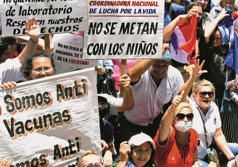 Paragwajscy wrogowie szczepionek demonstrują przed ministerstwem zdrowia. Chętnie powitają sojuszników z Europy.