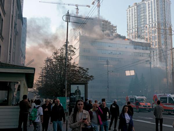 Pożar w centrum Kijowa po rosyjskim ataku dronowym.