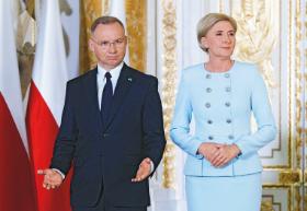 O ile prezydent upajał się własnymi przemówieniami, o tyle pierwsza dama konsekwentnie milczała. Pointą 10-letniej kadencji państwa Dudów było wyprawienie ślubu córki w Pałacu Prezydenckim.
