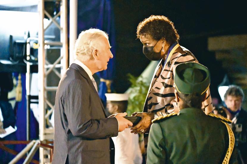 My, naród, jesteśmy Barbadosem – nowa prezydent Sandra Mason przyjmuje gratulacje od księcia Karola (30 listopada 2021 r.).