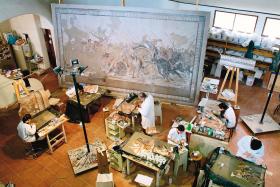 Prace nad rekonstrukcją mozaiki.