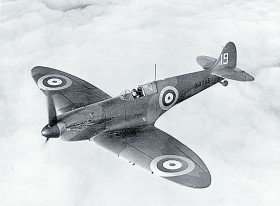 Supermarine Spitfire Mk I. Jego zadaniem było zwalczanie eskorty niemieckich myśliwców. Ten najpiękniejszy samolot Bitwy o Anglię skradł całą sławę solidnym, lecz mniej żwawym i nie tak eleganckim Hurricanom.