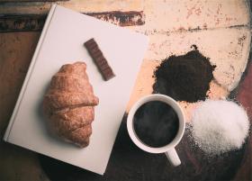 Francja: kawa i ichniejsze wypieki, różnego rodzaju pieczywo. Na ogół jest to croissant, z czekoladą lub bez.