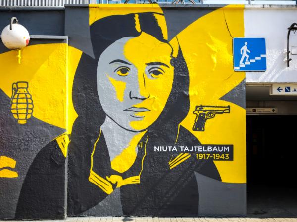 Rywka Tajtelbaum na muralu w Warszawie, 2021 r.