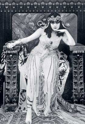 Aktorka Theda Bara zagrała główną rolę w powstałym w 1917 r. fimie J. Gordona Edwardsa „Kleopatra”.