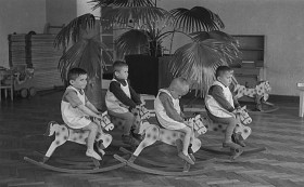 W latach 50. obowiązywała przedszkolna uniformizacja. Wychowawcy, zgodnie z obowiązującymi trendami, proponują jedynie słuszny kierunek zabawy.