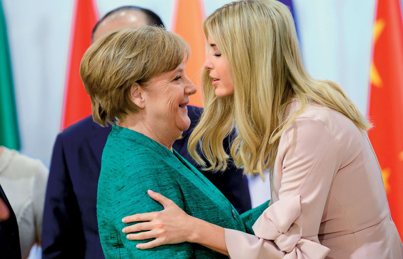 Ivanka Trump bierze w objęcia Angelę Merkel podczas szczytu G20 w Hamburgu.