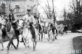 Nawet liczny i wystawny orszak nie uchroni państwa młodych przed okupem. Banderia chłopska przed pałacem w Balicach podczas ślubu hrabiego Benedykta Tyszkiewicza z księżniczką Eleonorą Radziwiłł. Rok 1938.