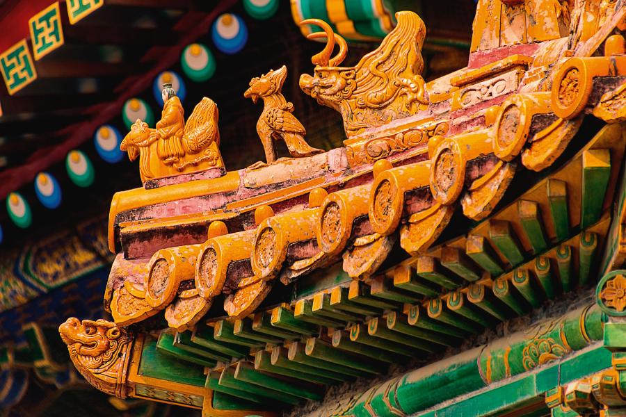 Ozdobne figurki ceramiczne na dachu ­budynku pałacowego w Azji.