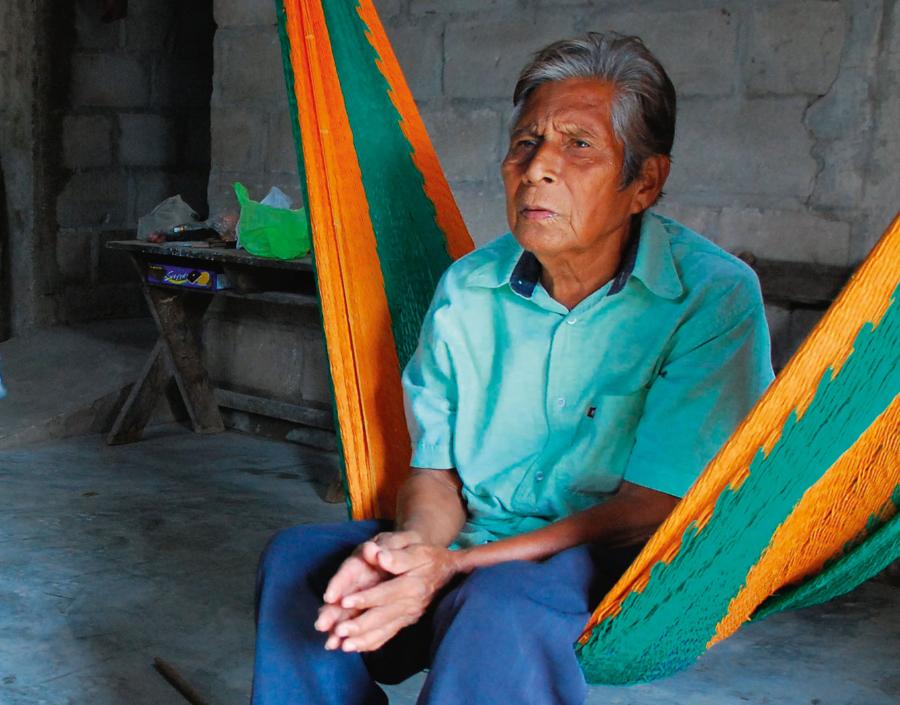 2011 r. Manuel Segovia Jimenez mieszkający w wiosce Jalpa de Mendez w Meksyku jest jedną z nielicznych osób mówiących dialektem ayapaneco. W 2016 r. tym językiem posługiwało się zaledwie 12 osób na świecie.