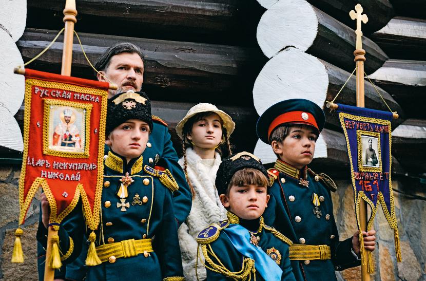 Jekaterynburg. W dorocznej procesji biorą udział prawosławni monarchiści. Rekonstrukcja historyczna czy polityczna?