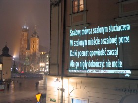 Codziennie po zmroku, na fasadzie kamienicy przy ulicy Brackiej w Krakowie, można przeczytac nowy wiersz.