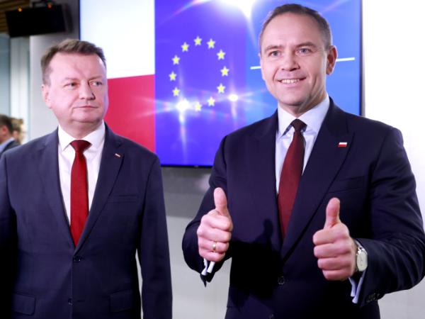 Były szef MON w rządzie PiS Mariusz Błaszczak oraz kandydat PiS na prezydenta Karol Nawrocki. Sejm, 16 stycznia 2025 r.