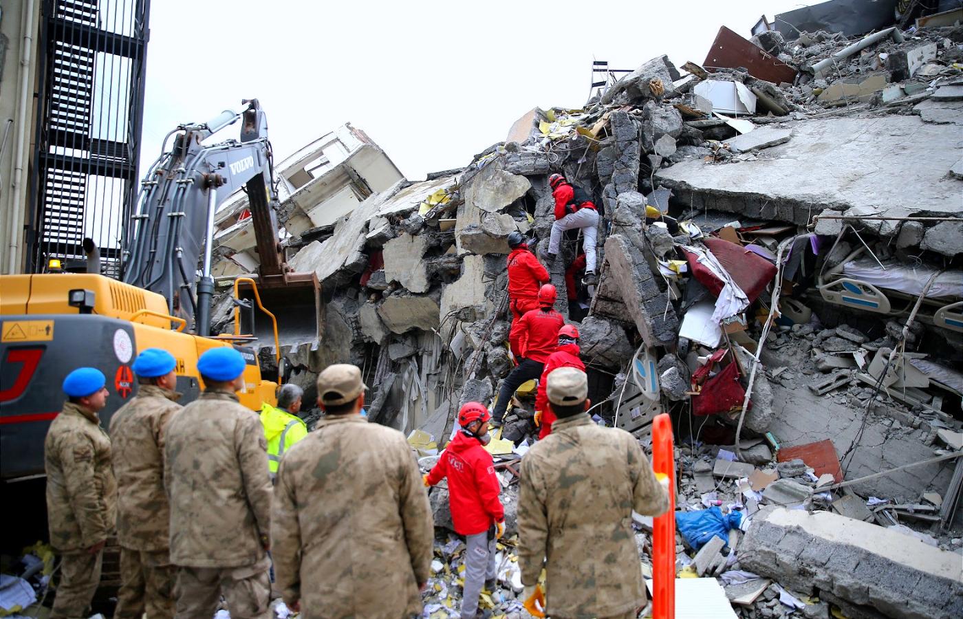 Ratownicy na gruzach domu w tureckim Hatay. Trzęsienie ziemi w tym rejonie miało magnitudę 7,7. Zginęło już ponad 1,5 tys. osób.