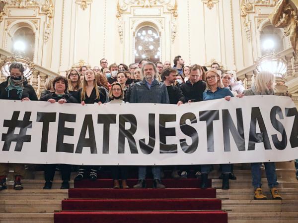 Manifestacja solidarności z dyrektorem Teatru im. Słowackiego Krzysztofem Głuchowskim (w środku). 17 lutego 2022 r.