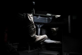 Buty gunmana. Gunman - żołnierz na gnieździe potężnego karabinu maszynowego, lustrujący okolicę.