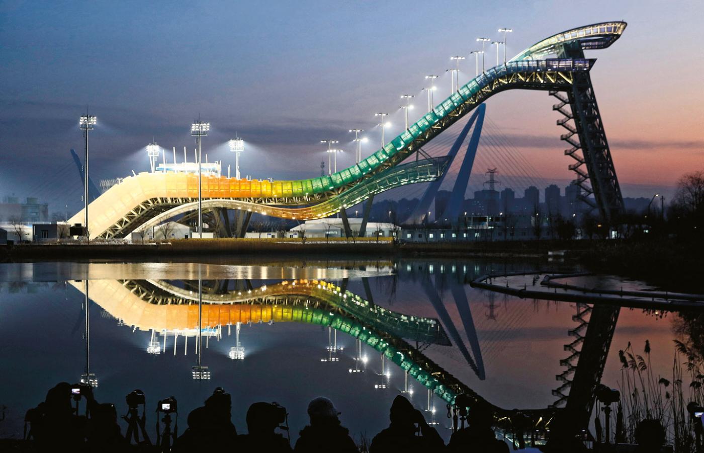 Skocznia zbudowana w Pekinie – wiele innych obiektów olimpijskich znajduje się kilkadziesiąt kilometrów od stolicy Chin.