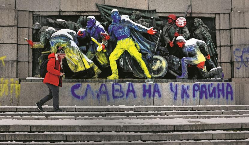 Skutki inwazji. „Żółto-niebieski” pomnik Armii Czerwonej (Sofia, 28 lutego br.).