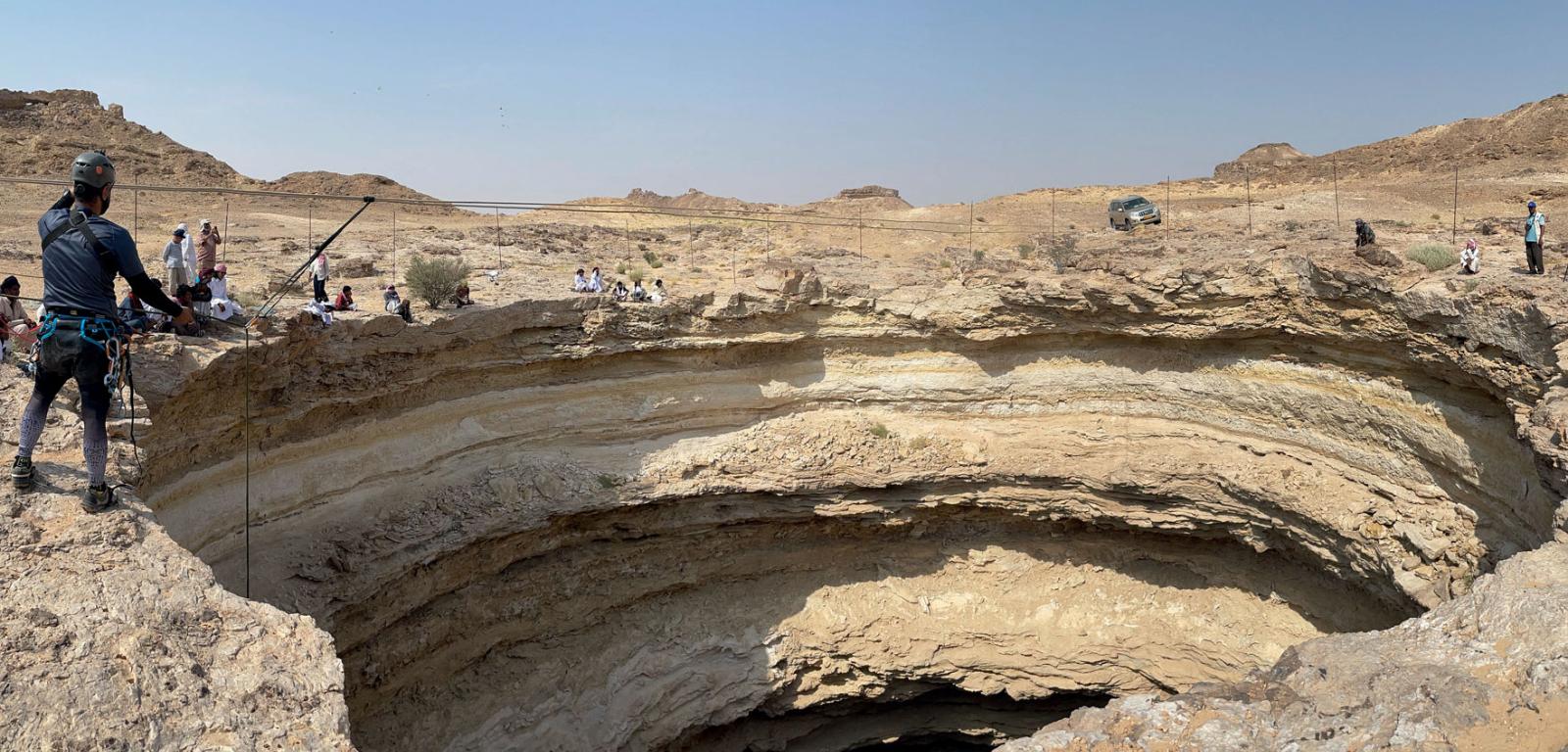 Naukowcy i speleolodzy z Omanu przygotowują się do zjazdu na dno Piekielnej Studni.