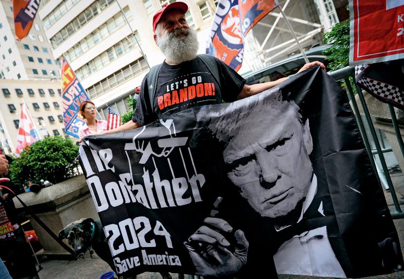 Dla Fanów Trumpa jego słowo jest zarówno prawdą, jak i zleceniem (demonstracja poparcia przed Trump Tower, Nowy Jork, 13 czerwca br.).