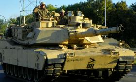 Sojusznicze wsparcie defilady to m.in. czołg M1A2 Abrams. Typ ten wprowadzono do służby w latach 80.